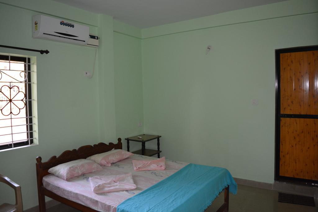 Vailankanni Guesthouse Morjim Pokoj fotografie